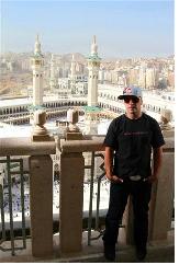 بطل ريد بل النمساوي يقدم أول عرض عالمي للدراجات الهوائية في مكة المكرمة والمدينة المنورة