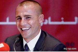 القائد الايطالي يسلم كأس العالم للفائز اليوم 