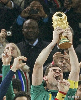 إيكر كاسياس: لن أحتفل بالكأس إلا بعد فك الحصار عن قطاع غزة