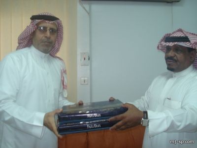 المدرب الوطني ( الهزاع ) يكرم الدولي السابق ( شايع النفيسة )
