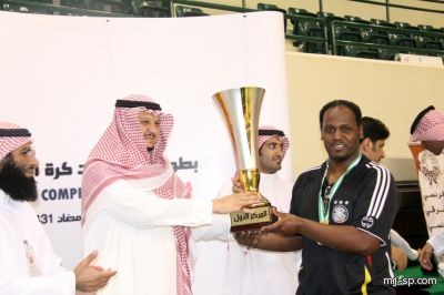 بحضور صديق الاعلاميين  رئيس النصر يتوج القناة الثقافية باللقب 