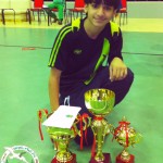 لاعب الوحدة يجري عملية الضامة في كلتا رجليه‎