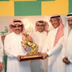 العصيمي يقدم درع للصحيفة ويشيد بالتنظيم والحضور الجماهيري