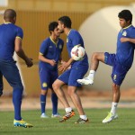 الهروله حول الملعب بإطالة وتركيز على الاحماء بالوحدة