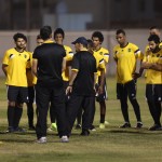 مناد يسخن لاعبي الوحدةبتسريع التمريرات القصيرة والتركيز