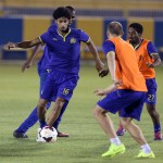 أسامة هوساوي يتقدم زملائه اللاعبين في مران الأهلي