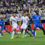 مشجع يتجول في ملعب مباراة الفتح و الهلال‎