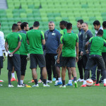 ياسر القحطاني يغادر لألمانيا لإجراء عملية الرباط الصليبي