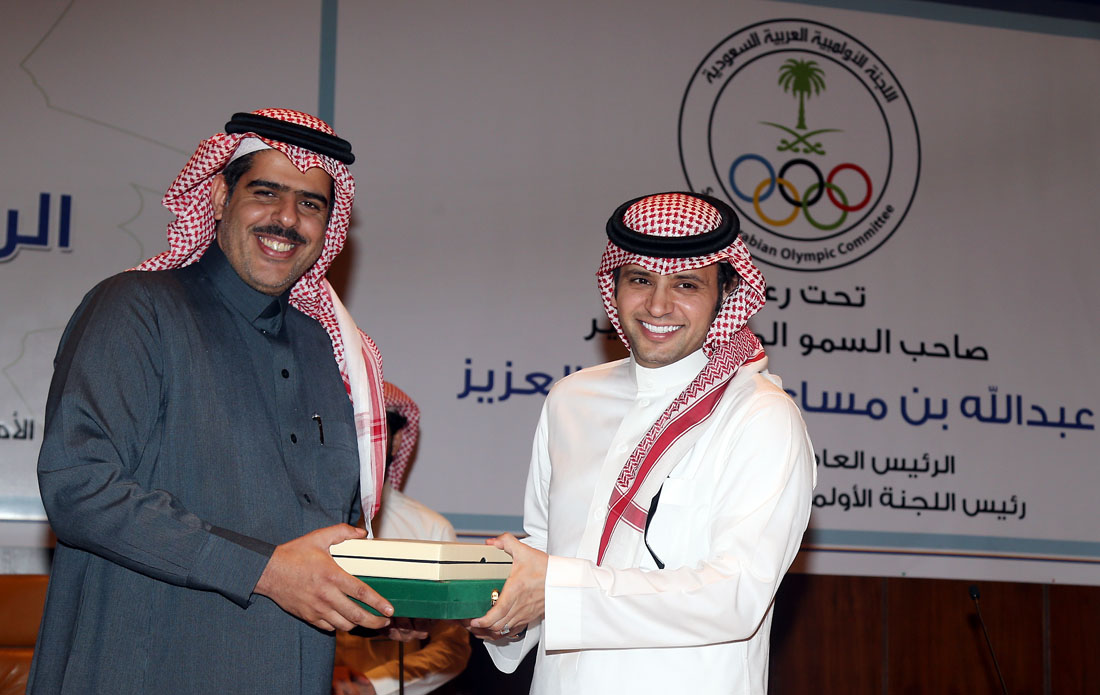 الأمين المساعد للجنة الأولمبية خالد الدخيل يكرم الزميل احمد الفهيد