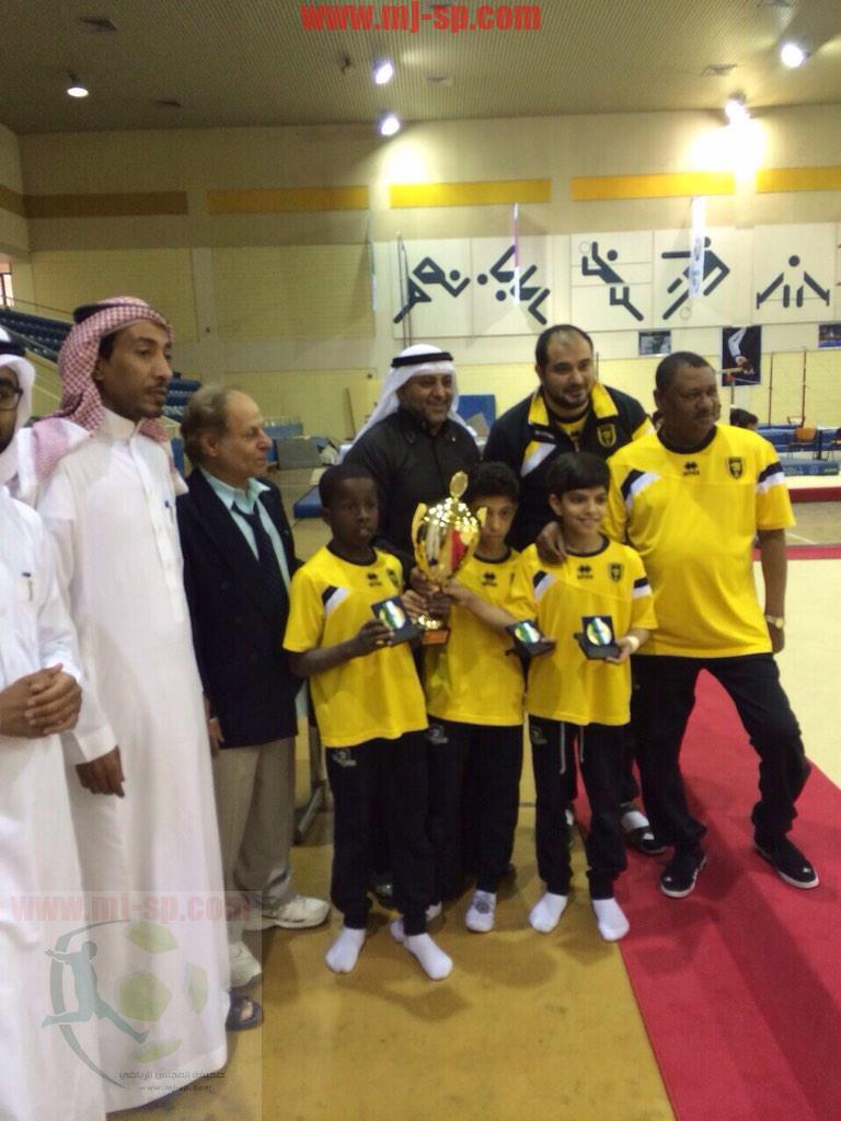 تتويح لاعبي الاتحاد بلقب البطولة