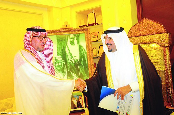أمير القصيم يصافح رئيس المجلس التنفيذي