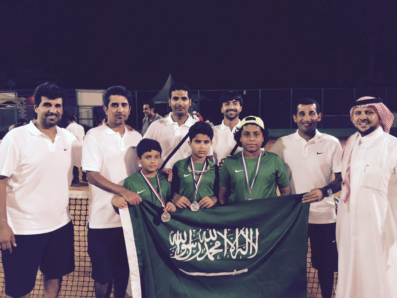 لاعبوا المنتخب السعودي للتنس عقب التتويج