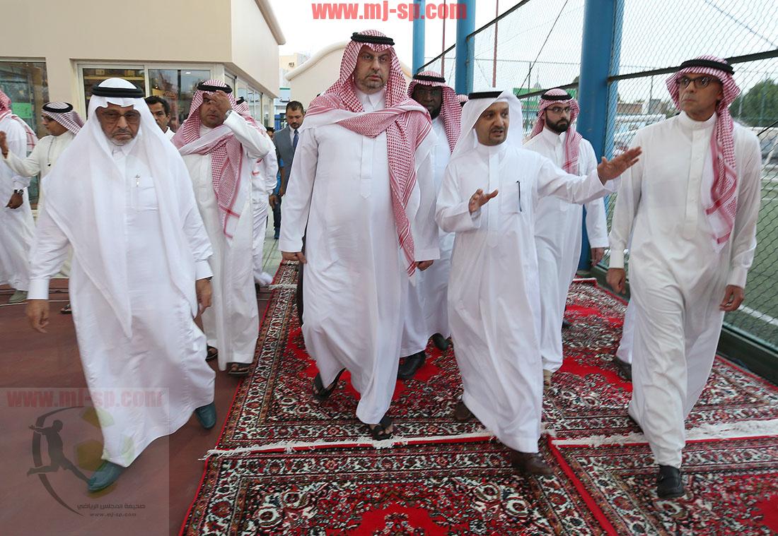 الأمير عبدالله بن مساعد يستمع لشرح عن حديقة فيصل الزاهد