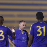 دونيس مدرب الهلال يعترف بصعوبة اللقاء
