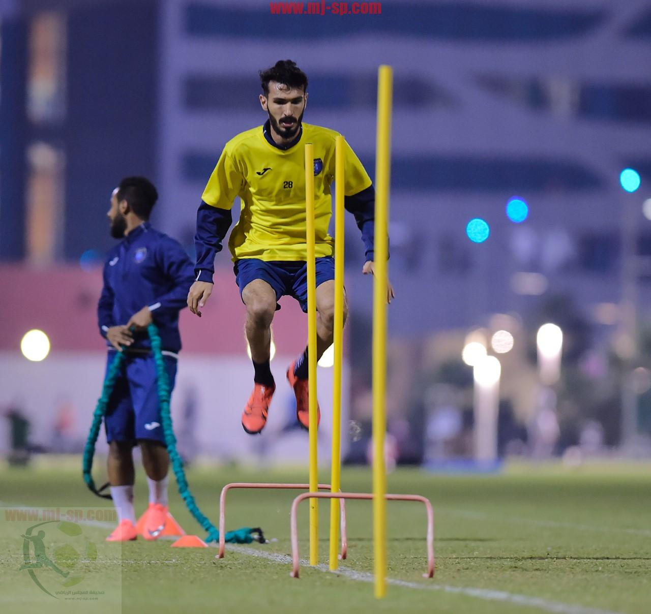 جانب من تدريبات نادي التعاون في معسكره بقطر