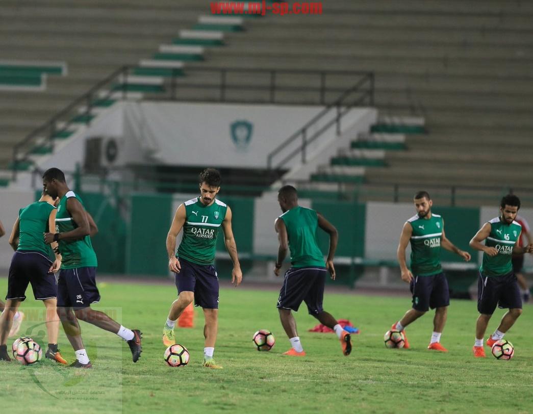 جانب من تدريبات نادي الأهلي