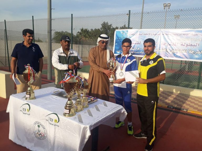 العجاجي يسلم اللاعب هادي المحسن كأس المركز الثاني تحت 14