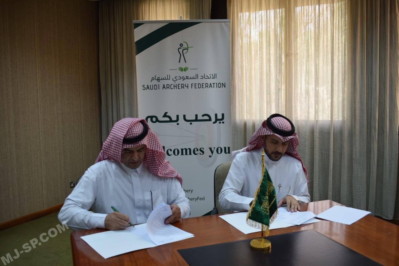 جانب من توقيع مذكرة التفاهم بين اتحاد السهام و الاتحاد السعودي للرياضة المدرسية بحضور بندر السفير و علي الشعيلان (1)