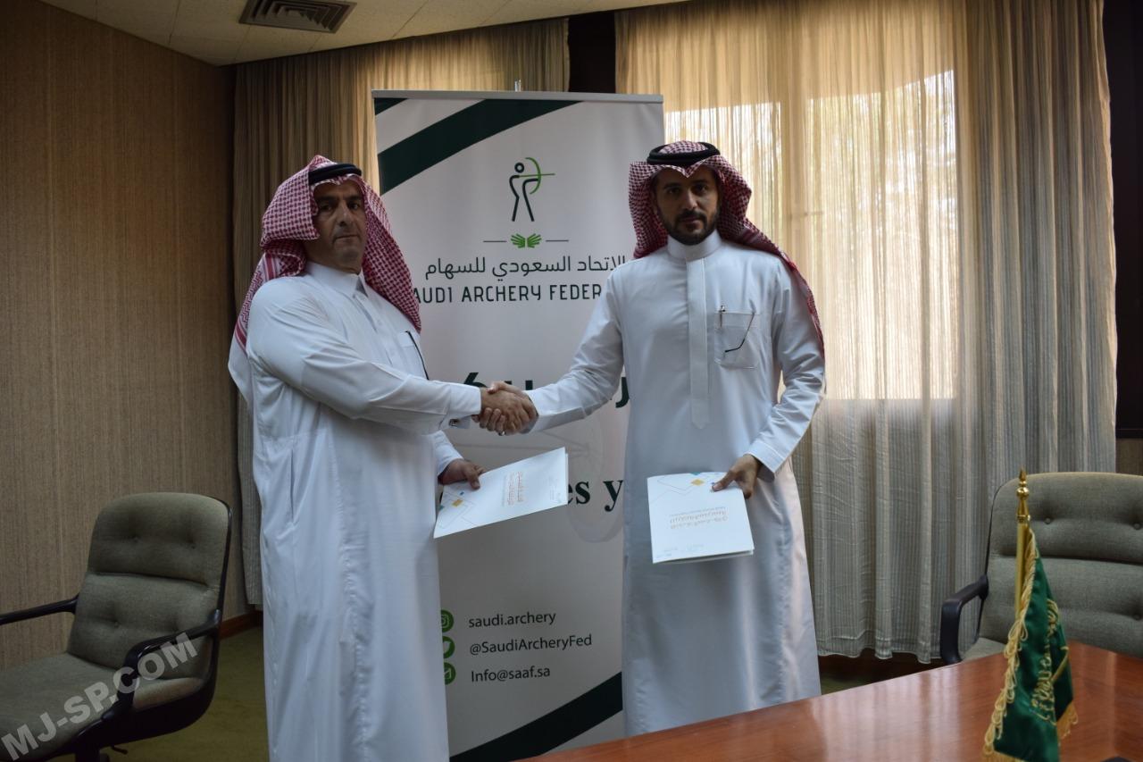 جانب من توقيع مذكرة التفاهم بين اتحاد السهام و الاتحاد السعودي للرياضة المدرسية بحضور بندر السفير و علي الشعيلان (2)