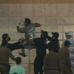 شاهد : حارس الأهلي “محمد العويس” يتهجم على أحد الأشخاص بعد نهاية المباراة