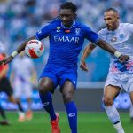 مسلي آل معمر يمنح هذه الهدية لمشجعة النصر