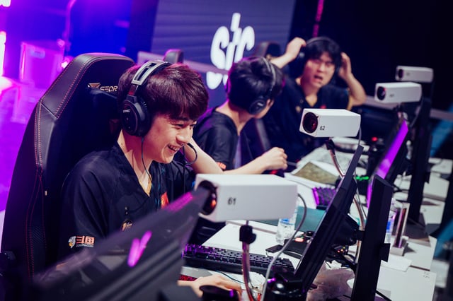 sabq_2024-08-22_rvsyjafx_الفريق السعودي Team Falcons ينهي اليوم الا...ٔ ...مات في بطولة PUBG Battlegrounds في المركز الأول بعد مواجهات المجموعة الأولى ض