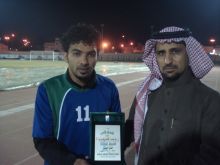 افضل لاعب يتسلم جائزة صحيفة المجلس الرياضي الالكترونية 