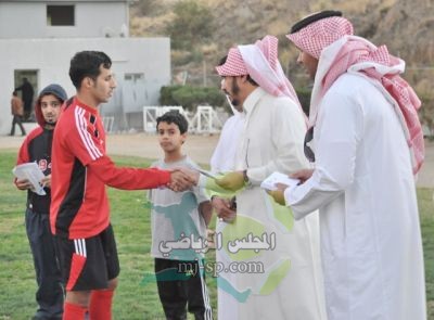 رئيس أبها يسلم اللاعبين مكافأة الخليج ويحذر من أخطاء الموسم الماضي 