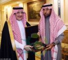 في برنامج المنصة  إعلامي له الاحترام والتقدير يتناقض فيما يطرح .