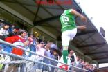 لاعب أرجنتيني يركل مشجعا ويعتذر ( فيديو )