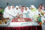 رؤوساء الوحدة يكرمون أقدم مشجع في الوحدة ما بين شوطي مباراة