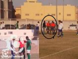 حكم اللقاء يتعرض لحالة غريبة ويقوم بعمل جديد في التحكيم