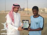 أمين عام نادي الكوكب يسلم اللاعب فؤاد الحارثي جائزة أفضل لاعب