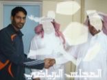 العيدان : المكان المخصص لهذا الرجل يدل على أنه عضو بالنادي
