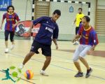 فيصل بن تركي يسلم الكأس للفريق الفائز  الاقتصادية وروتانا على نهائي بطولة الإعلاميين
