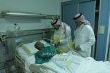 نائب رئيس نادي الشباب ومسئول الإحتراف يزوران والد اللاعب خالد عزيز بالمستشفى‎
