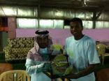 رئيس نادي الانوار والشرق والسد  والحكم الدولي يسلمون جائزة افضل لاعب