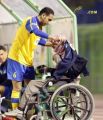 (لاعب النصر )شاهده يعاني من البرد فأثر على نفسه وقدم  له ما يملك