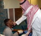 رئيس النصر يزور غالب في منزله‎