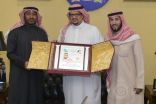 يتسلم دعوه لجضور حفل إعتزال لاعب النصر الكويتي مشعل العنزي