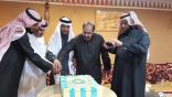 مشجع هلالي يفاجئ زملاءه بكيكة بمناسبة فوز النصر