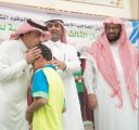 رئيس قسم التربية البدنية والنشاط الرياضي بـ #الأحساء يقبل رأس لاعب #منتخب_جدة