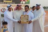 الأحمد يكرم لجنة أنواري [١٠] نظير جهودهم في البطولة‎