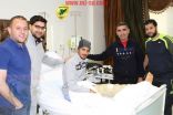 لاعبي وإداريي الخليج يزورون الخضير بعد نجاح العملية