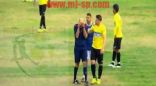 بالفيديو .. حكم يبكي واللاعبون يواسونه