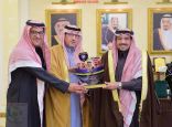 أمير القصيم يكرم الفائزين بمسابقة التعاون الشعرية‎